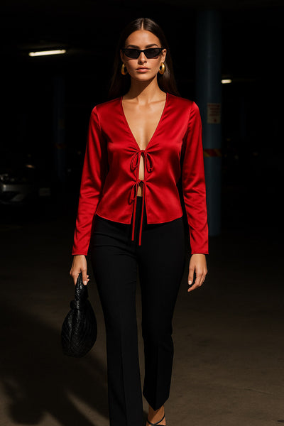 Blusa satinada abierta de fit fluido, escote v, manga larga amplia con abertura en puños y cierre frontal con lazo amarrable.