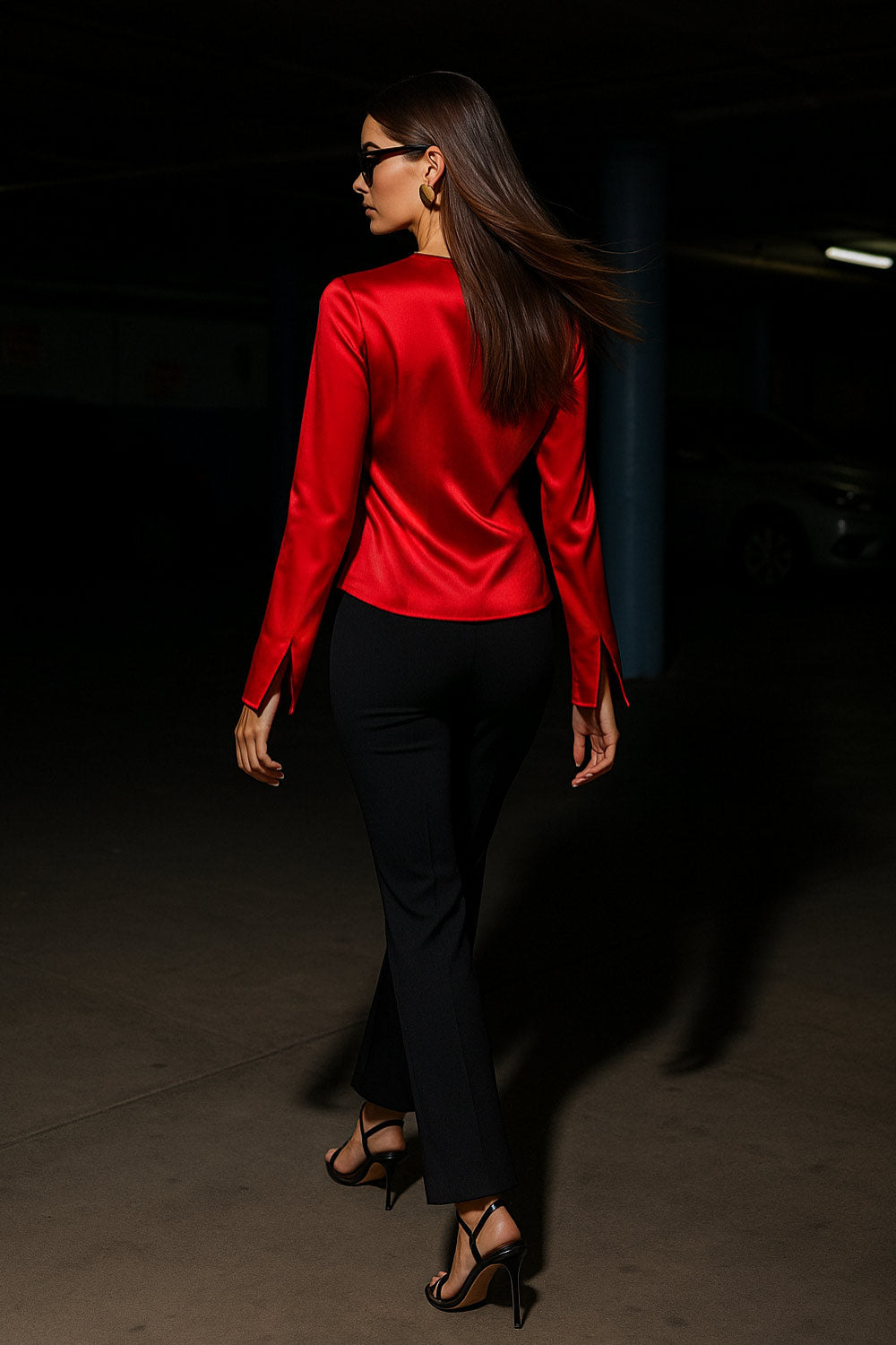 Blusa satinada abierta de fit fluido, escote v, manga larga amplia con abertura en puños y cierre frontal con lazo amarrable.