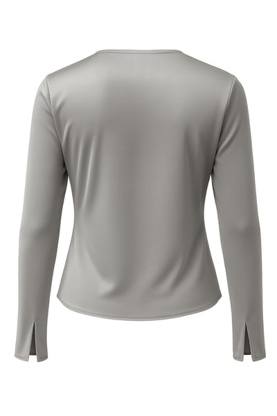 Blusa satinada abierta de fit fluido, escote v, manga larga amplia con abertura en puños y cierre frontal con lazo amarrable.