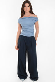 Blusa de fit ajustado, manga corta seguida con plisados en laterales, hombros descubiertos, plisados en costados y escote recto.