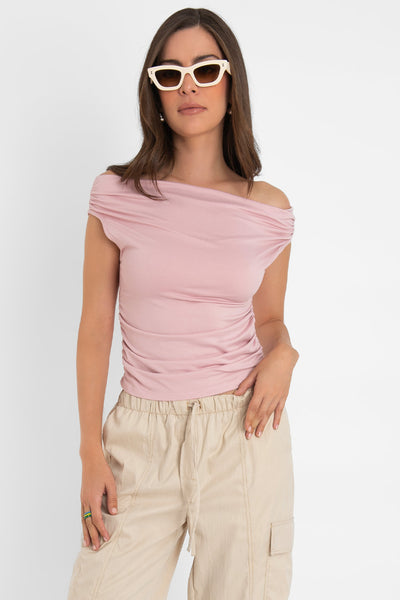 Blusa de fit ajustado, manga corta seguida con plisados en laterales, hombros descubiertos, plisados en costados y escote recto.