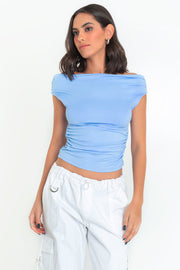 Blusa de fit ajustado, manga corta seguida con plisados en laterales, hombros descubiertos, plisados en costados y escote recto.