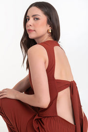 Blusa corta de fit ajustado, sin mangas, cuello redondo, pinzas frontales y cut out en espalda con lazo amarrable posterior. Cierre posterior con broche oculto.