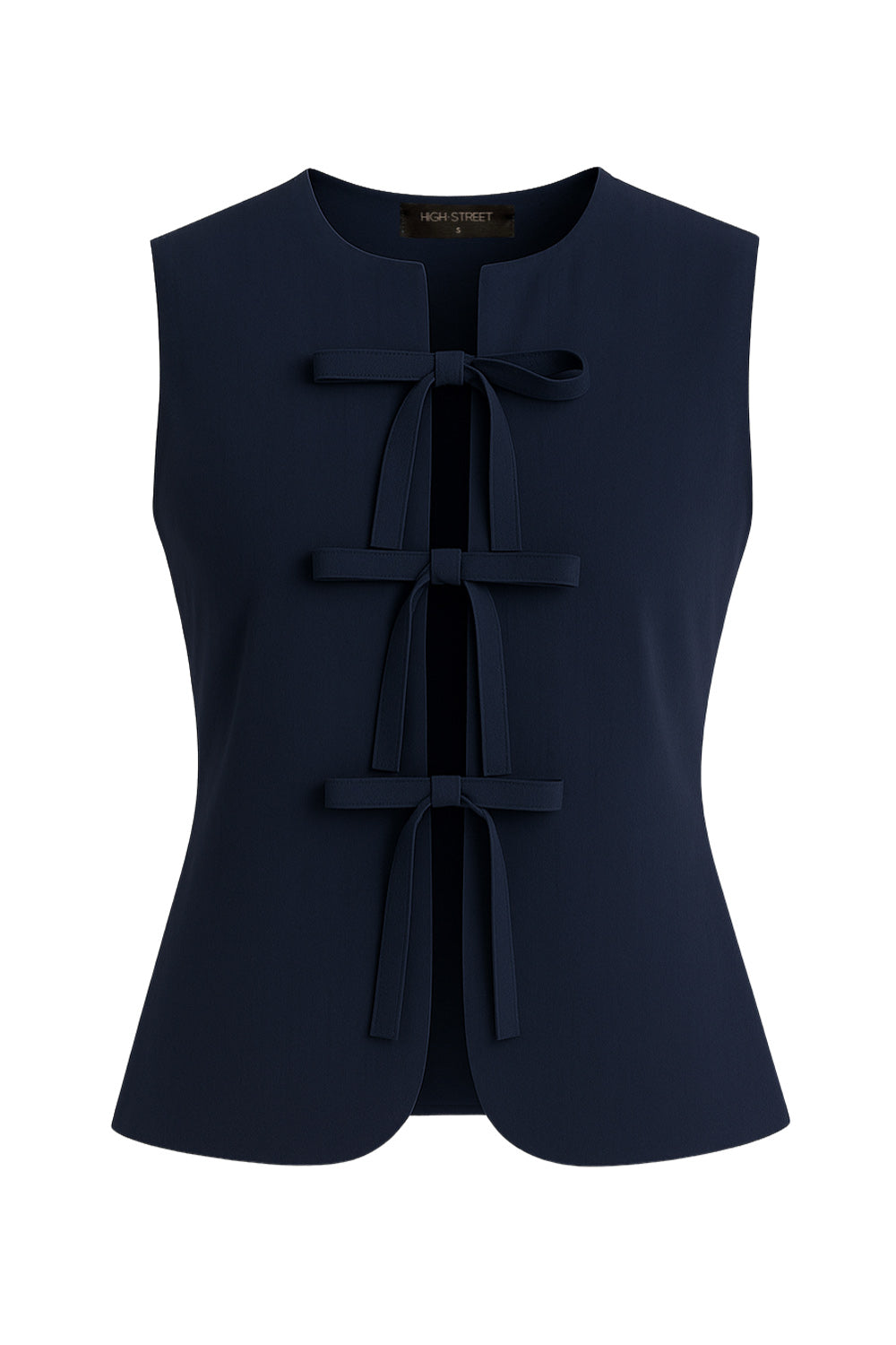 Blusa de fit ajustado, cuello redondo, sin mangas y cierre frontal con lazos amarrables. Detalle de bajo curveado frontal.