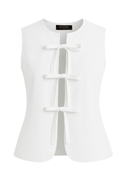 Blusa de fit ajustado, cuello redondo, sin mangas y cierre frontal con lazos amarrables. Detalle de bajo curveado frontal.