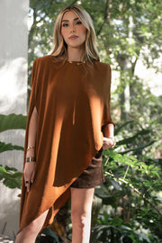 Blusa tipo túnica asimétrica, de cuello redondo, con hombreras, manga corta seguida, fit fluido y bajo asimétrico.