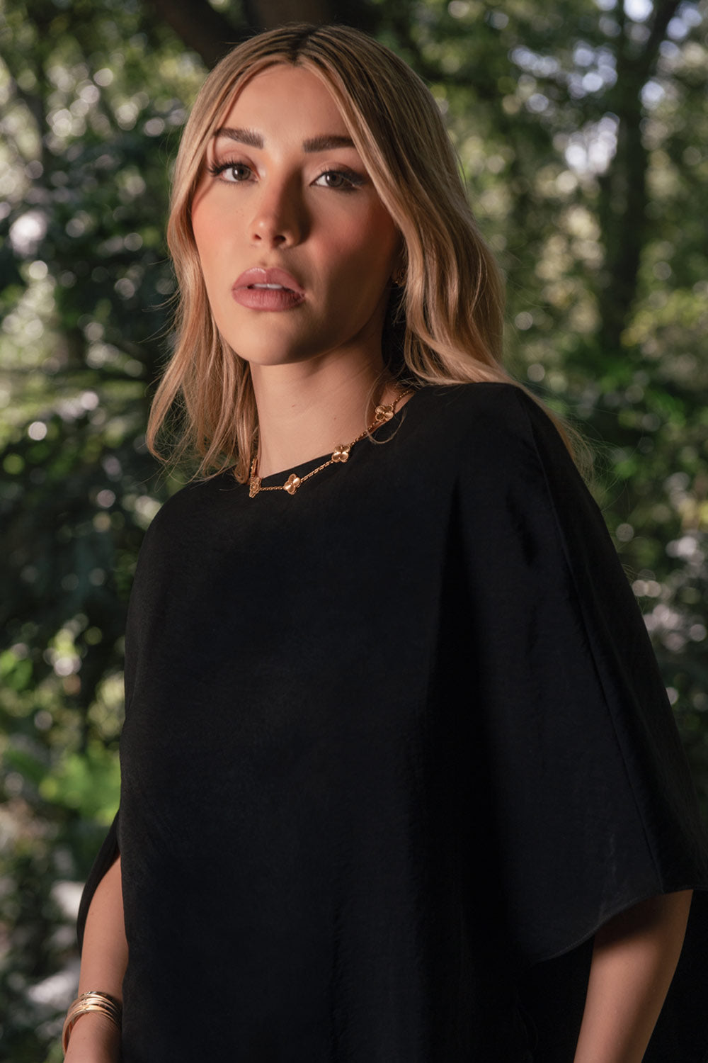 Blusa tipo túnica asimétrica, de cuello redondo, con hombreras, manga corta seguida, fit fluido y bajo asimétrico.