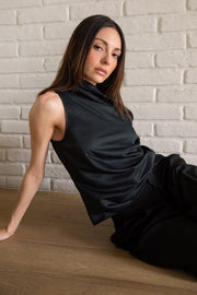 Blusa de fit recto, asimétrico de escote diagonal, una manga corta seguida con hombro descubierto y plisados en hombros.