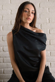 Blusa de fit recto, asimétrico de escote diagonal, una manga corta seguida con hombro descubierto y plisados en hombros.
