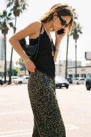 Blusa fluida larga de tirantes delgados ajustables, escote v con escote decorativo en contraste, cut out diagonal y bajo asimétrico frontal.