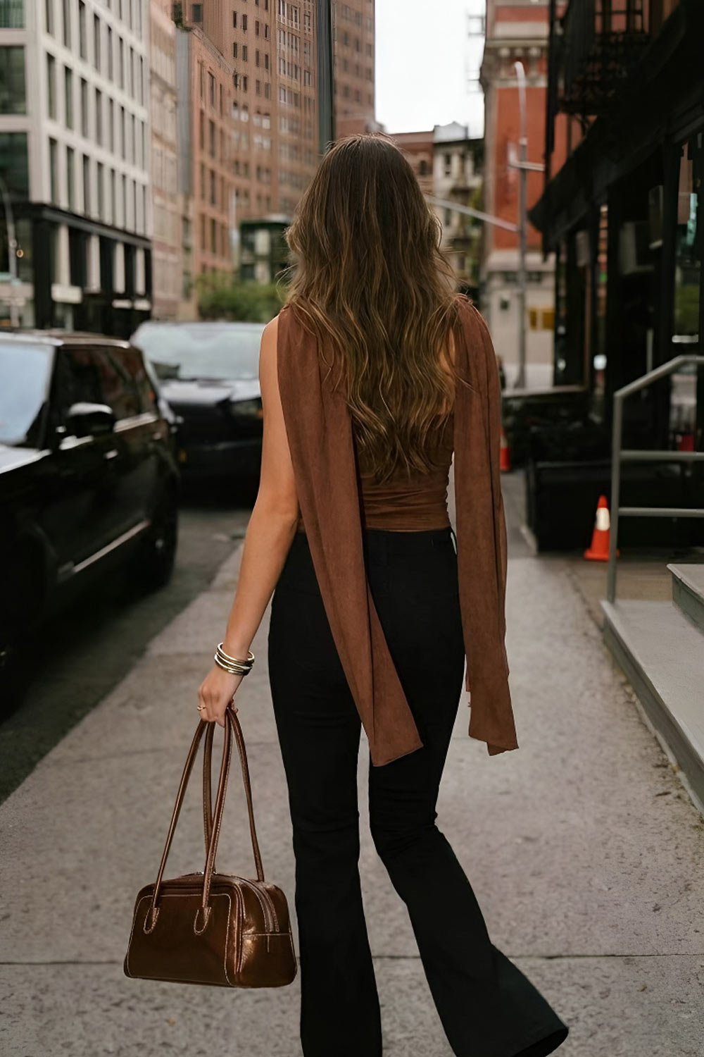 Top de gamuza, fit ajustado, sin mangas, cuello redondo y detalle decorativo frontal con plisados en hombros.