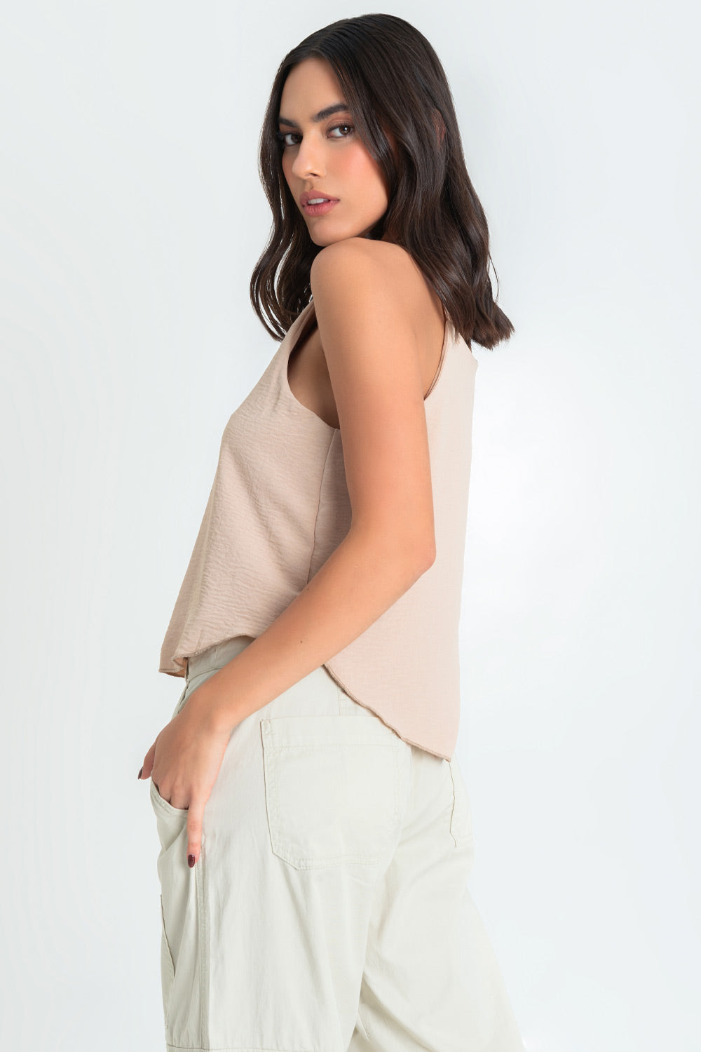 Blusa de fit ligeramente oversized, tirantes delgados, escote recto y bajo redondeado.