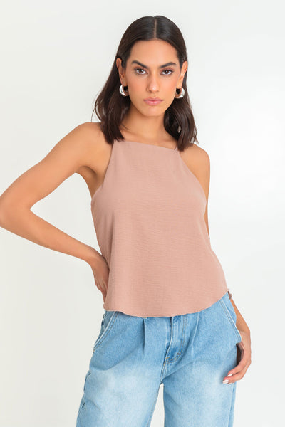 Blusa de fit ligeramente oversized, tirantes delgados, escote recto y bajo redondeado.