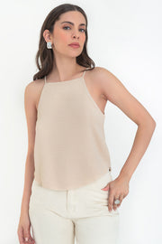 Blusa de fit ligeramente oversized, tirantes delgados, escote recto y bajo redondeado.