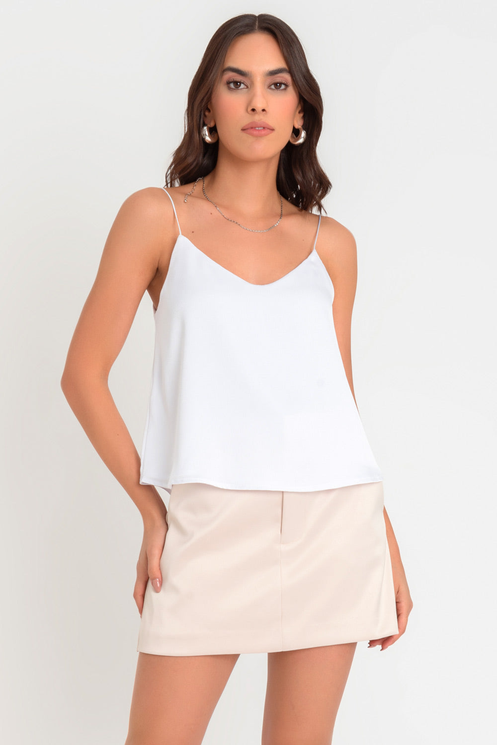 Blusa corta de fit fluido, tirantes delgados elásticos y escote v.