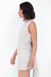 Blusa corta de estampado rayas, fit ajustado, sin mangas, cuello redondo, pinzas frontales y cut out en espalda con lazo amarrable posterior. Cierre posterior con broche oculto.
