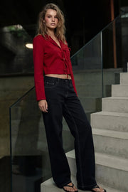 Blusa corta de fit fluido, manga larga, escote v con solapa y cierre frontal con lazos amarrables.