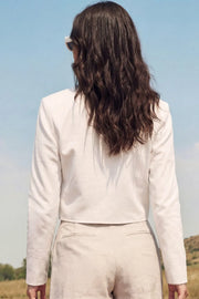 Blusa corta de fit fluido, manga larga, escote v con solapa y cierre frontal con lazos amarrables.