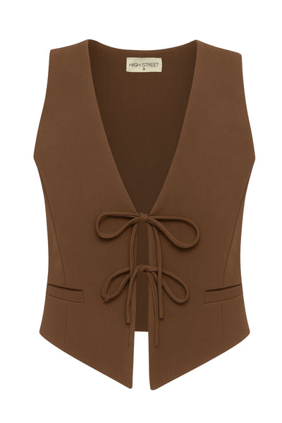 Blusa corta de fit recto, escote v, sin mangas y cierre frontal con lazos amarrables. Detalle de vivos decorativos frontales.