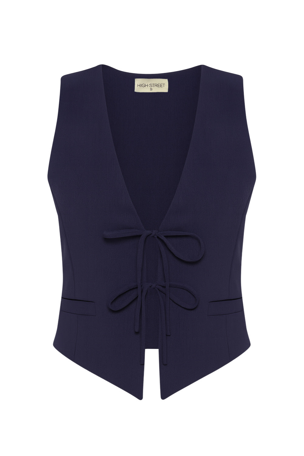 Blusa corta de fit recto, escote v, sin mangas y cierre frontal con lazos amarrables. Detalle de vivos decorativos frontales.