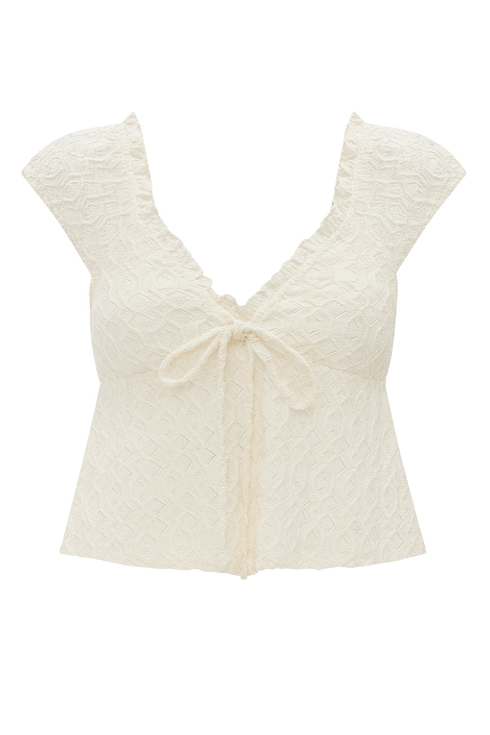 Blusa corta de escote v con cortes, olanes en borde y lazo decorativo frontal, manga corta y peplum con olanes en bajo. Detalle de textura en tejido.