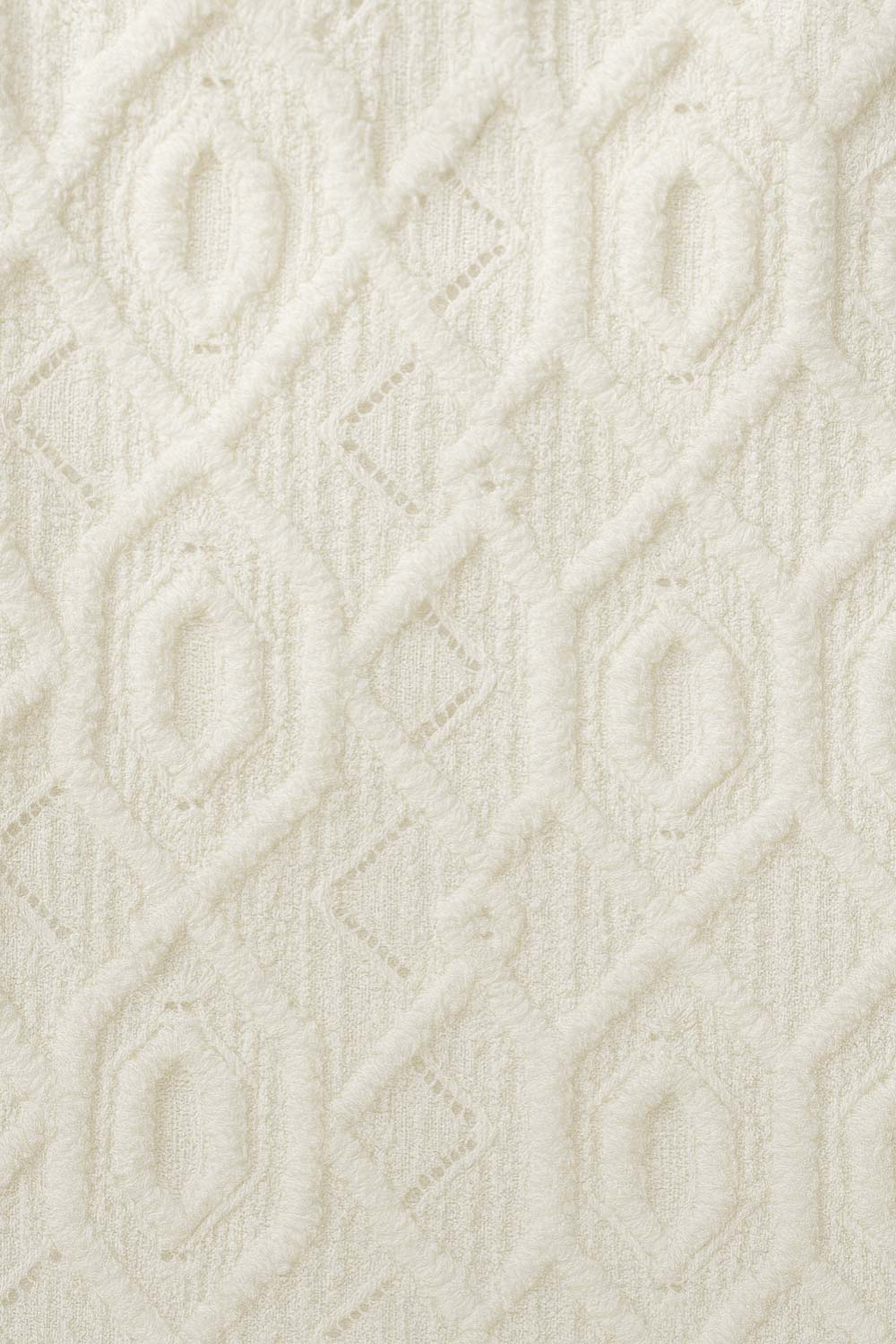 Blusa corta de escote v con cortes, olanes en borde y lazo decorativo frontal, manga corta y peplum con olanes en bajo. Detalle de textura en tejido.