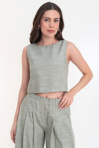 Blusa corta de fit recto, cuello redondo, sin mangas, pinzas frontales y cierre lateral con cremallera oculta.