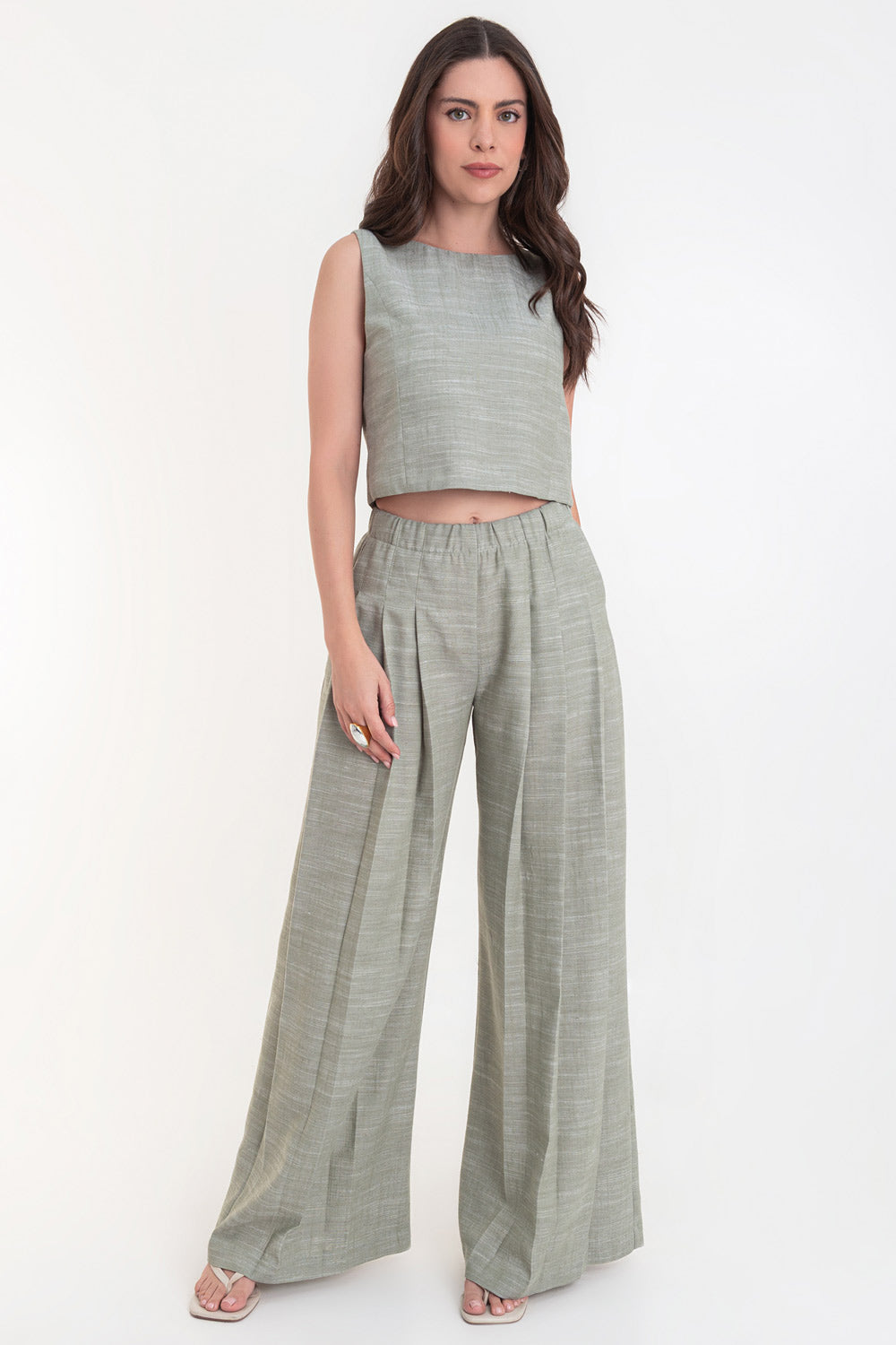 Blusa corta de fit recto, cuello redondo, sin mangas, pinzas frontales y cierre lateral con cremallera oculta.