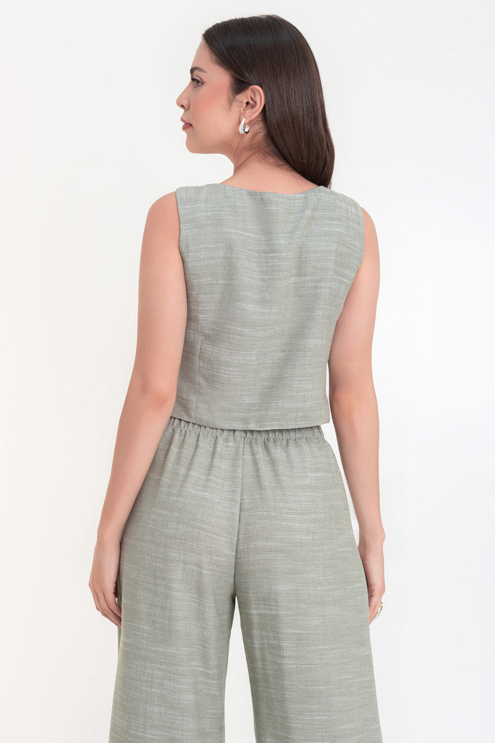 Blusa corta de fit recto, cuello redondo, sin mangas, pinzas frontales y cierre lateral con cremallera oculta.