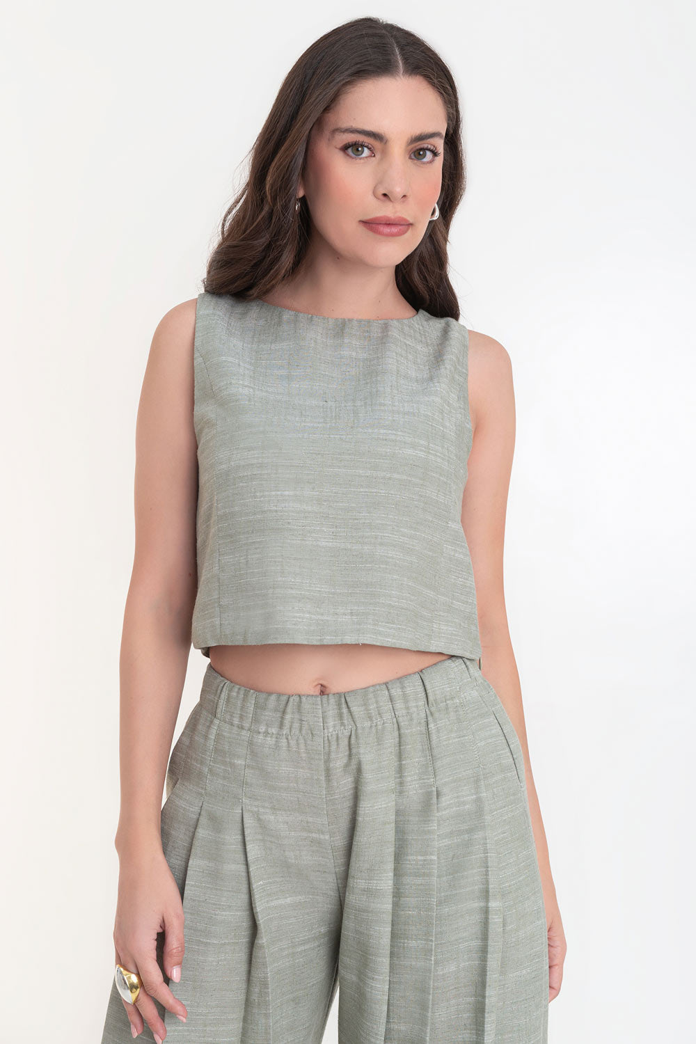 Blusa corta de fit recto, cuello redondo, sin mangas, pinzas frontales y cierre lateral con cremallera oculta.