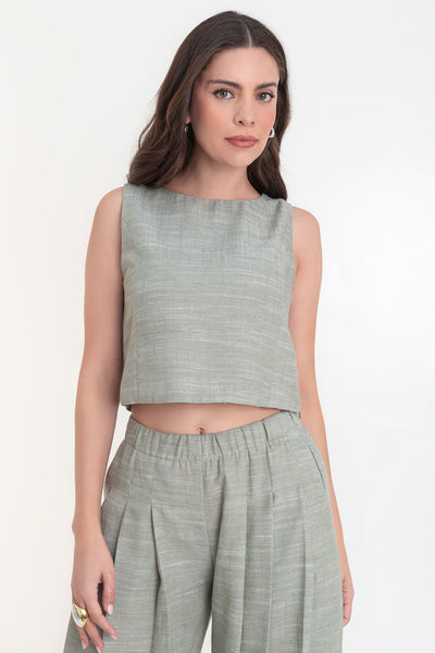 Blusa corta de fit recto, cuello redondo, sin mangas, pinzas frontales y cierre lateral con cremallera oculta.