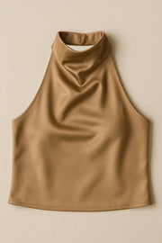 Blusa corta satinada de cuello halter con escote fluido, sin mangas y escote en espalda con tirantes delgados ajustables.