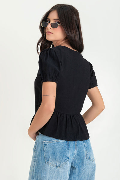 Blusa de manga corta abullonada con rib elástico en bordes, escote v y cierre frontal con lazos amarrables. Detalle de peplum con olanes en bajo.