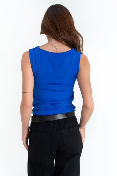 Blusa de fit ajustado, sin mangas, cuello fluido, plisados en hombros y costado.