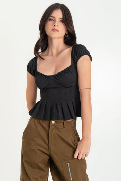 Blusa de manga corta abullonada con rib elástico en bordes, escote redondo con rib elàstico, cortes decorativos con plisados frontales, fit ajustado, pinzas en cintura y peplum con tableado en bajo.