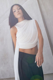 Blusa de mesh con plisados decorativos frontales, cuello mock, sin manags, y detalle decorativo lateral.