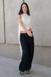 Blusa de mesh con plisados decorativos frontales, cuello mock, sin manags, y detalle decorativo lateral.
