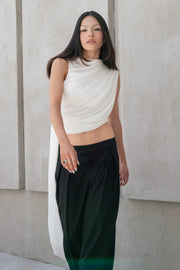 Blusa de mesh con plisados decorativos frontales, cuello mock, sin manags, y detalle decorativo lateral.