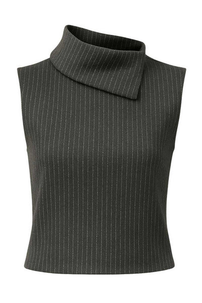 Blusa corta de estampado rayas, fit recto, sin mangas y cuello alto con doblez y detalle decorativo asimétrico.