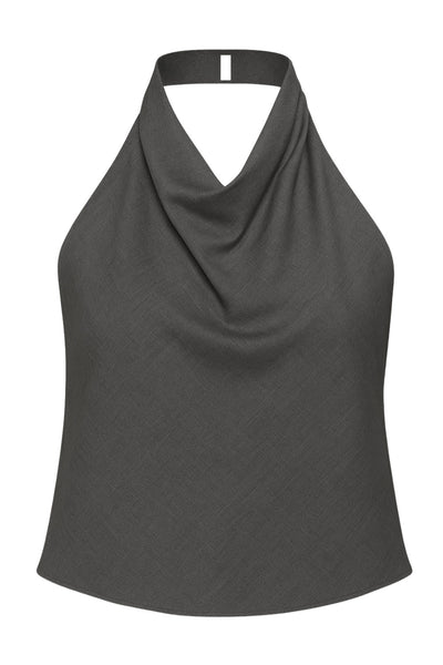 Blusa de cuello halter con escote fluido, sin mangas, escote en espalda, cierre posterior con botón y ojal.