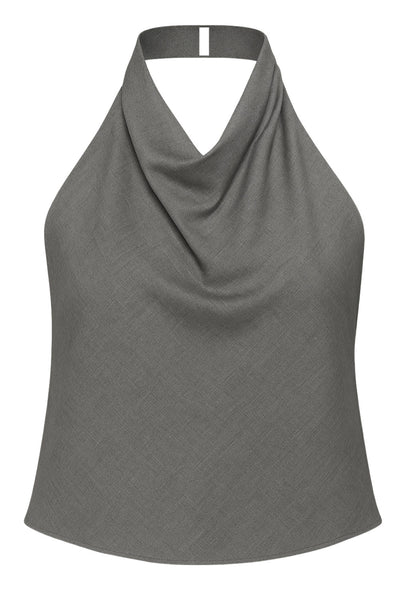 Blusa de cuello halter con escote fluido, sin mangas, escote en espalda, cierre posterior con botón y ojal.