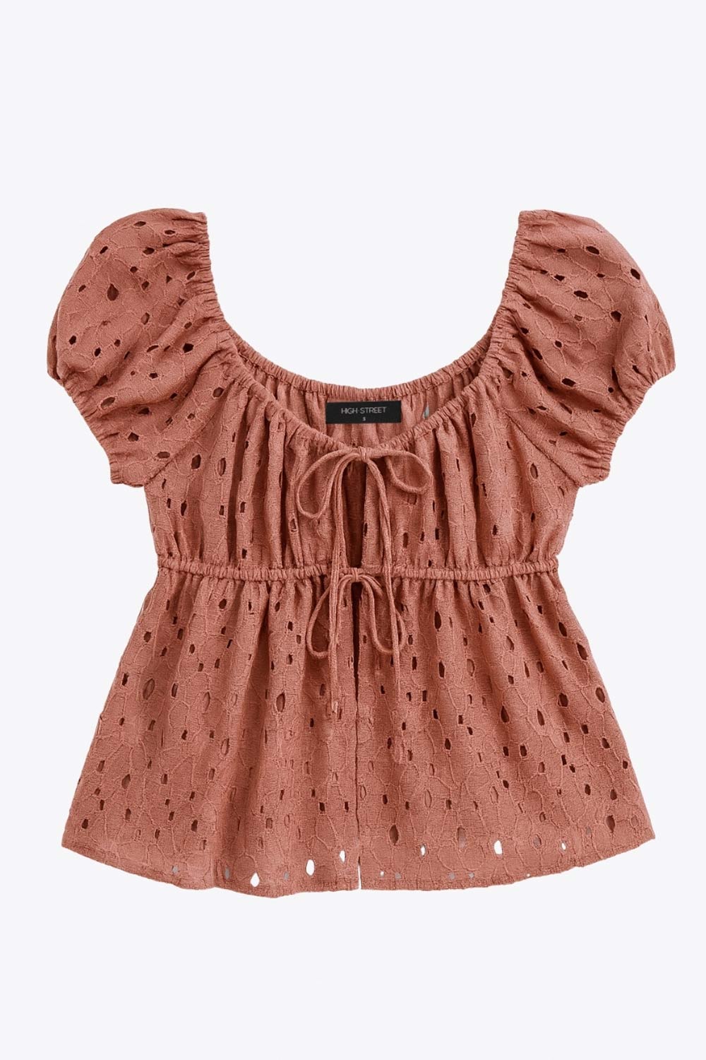 Blusa corta eyelet de manga corta abullonada, rib elástico en cintura, escote redondo con plisados y cierre frontal con lazos amarrables. Detalle de perforado en tejido bordado.