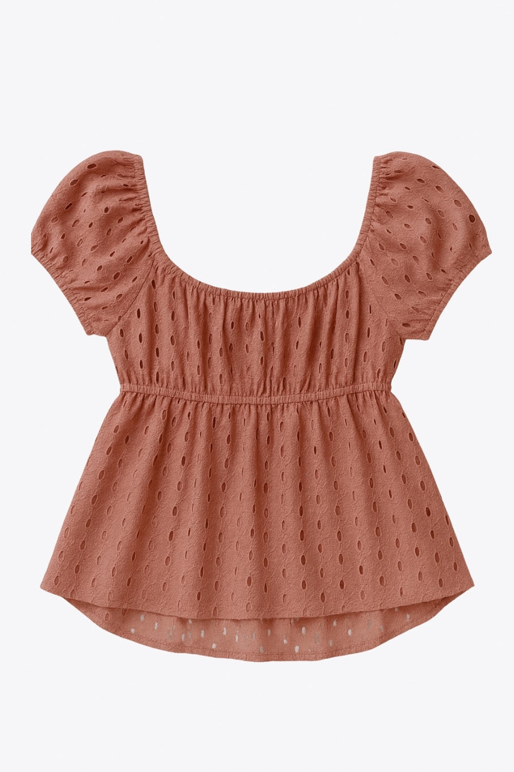 Blusa corta eyelet de manga corta abullonada, rib elástico en cintura, escote redondo con plisados y cierre frontal con lazos amarrables. Detalle de perforado en tejido bordado.