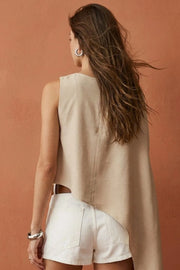 Blusa tipo túnica asimétrica, de cuello redondo, manga corta seguida, fit fluido y bajo asimétrico. Cierre posterior con cremallera oculta.