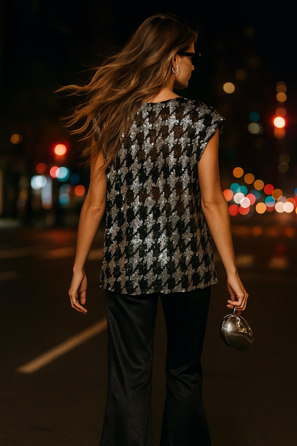 Blusa de mesh fluido, manga corta seguida, cuello redondo y detalle de estampado pata de gallo con lentejuelas.