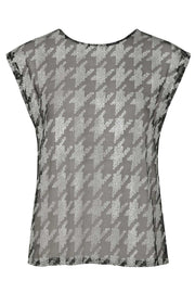 Blusa de mesh fluido, manga corta seguida, cuello redondo y detalle de estampado pata de gallo con lentejuelas.