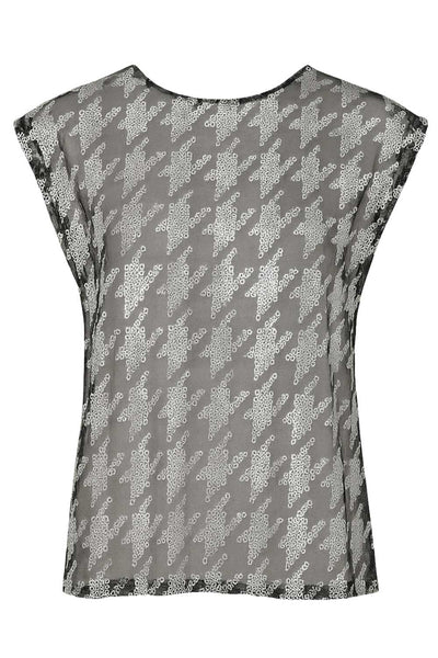 Blusa de mesh fluido, manga corta seguida, cuello redondo y detalle de estampado pata de gallo con lentejuelas.