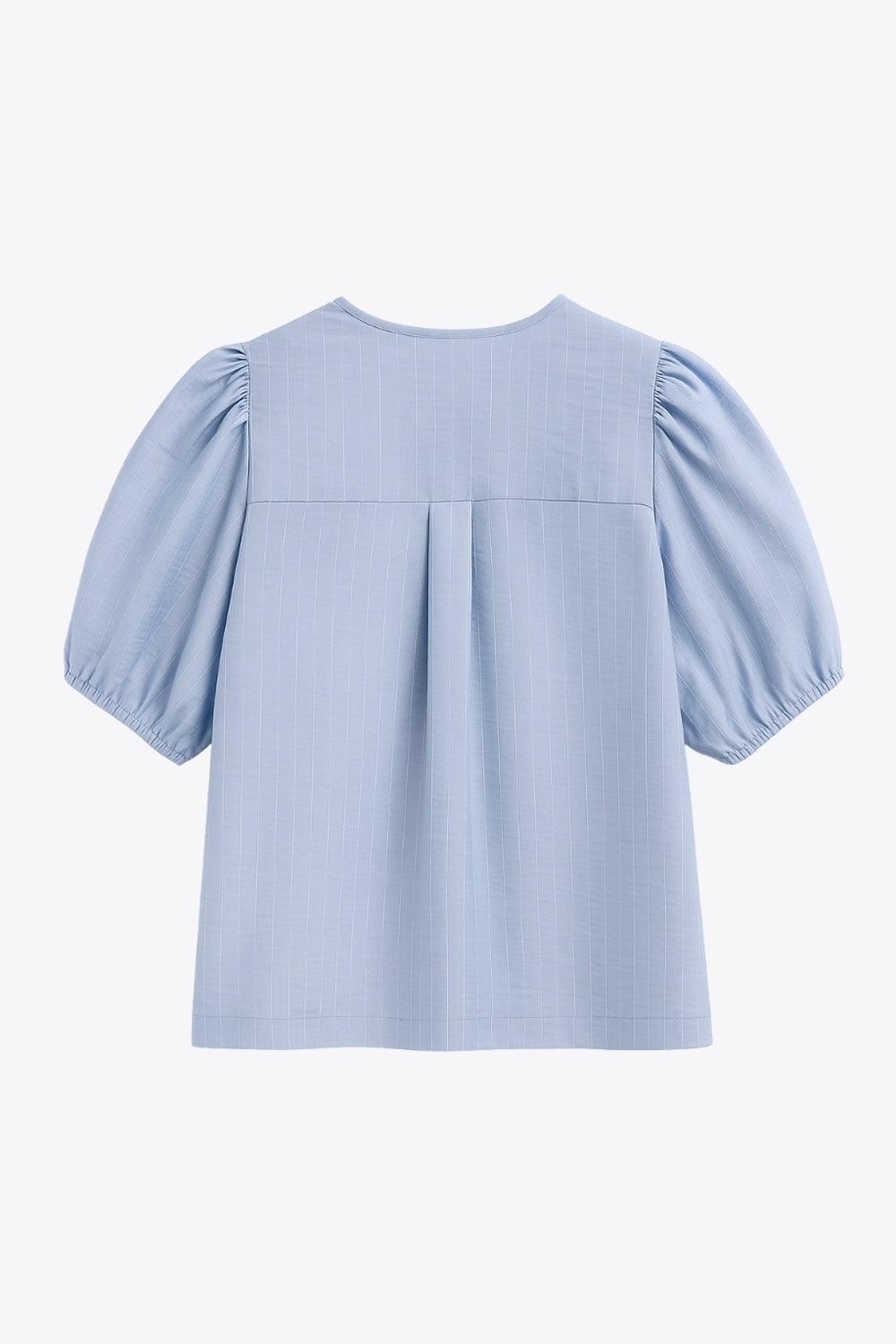 Blusa de fit fluido, estampado rayas, manga corta abullonada con rib elástico en bordes, cuello redondo y escote v. Cierre frontal con doble lazo amarrable en contraste y pinza amplitud en espalda.