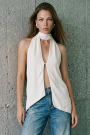 Blusa fluida de cuello alto halter, sin mangas, bajo asimétrico, escote frontal y en espalda.