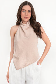 Blusa fluida de cuello alto halter con plisados, sin mangas, escote en espalda y bajo frontal asimétrico. Cierre posterior con broches.
